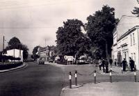 Główne skrzyżowanie w Pruszczu z 1965 roku, jeszcze bez asfaltu – położono go przed wizytą de Gaulle’a (źródło:...