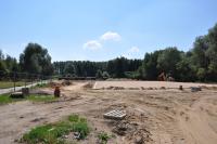 Budowa terenu sportowo-rekreacyjnego na Osiedlu Komarowo - lipiec 2014 (fot. A. Pokusa)