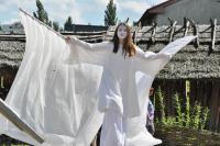 Plenerowe przedstawienie teatralne (fot. M. Pycka)
