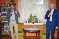 Spotkanie z Wojciechem Malajkatem w Powiatowej i Miejskiej Bibliotece Publicznej (fot. PiMBP)
