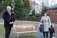 Uroczyste odsłonięcie ławek dedykowanych profesorowi Szymonowi Pawłowskiemu oraz Marii Dowgiert (fot. K. Kopeć)