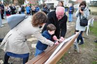 Uroczyste odsłonięcie ławek dedykowanych profesorowi Szymonowi Pawłowskiemu oraz Marii Dowgiert (fot. M. Pycka)