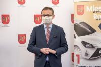 Burmistrz Pruszcza Gdańskiego, Janusz Wróbel podczas losowania nagród w Loterii PIT