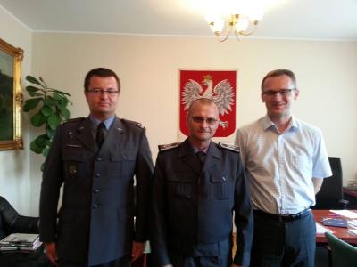 St. sierż. Sławomir Paluch (w środku) podczas spotkania z Burmistrzem Pruszcza Gdańskiego Januszem Wróblem
