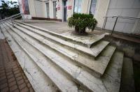 Schody wejściowe do Urzędu Miasta przed remontem (fot. J. Swis)