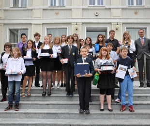 Burmistrz nagrodził najlepszych uczniów