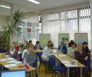 Nauczyciele bibliotekarze na szkoleniu w bibliotece pedagogicznej