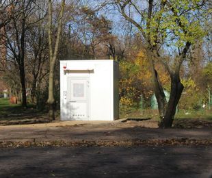Toaleta z ładowarką