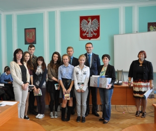 Burmistrz wraz z Marszałkiem wręczyli nagrody uczniom