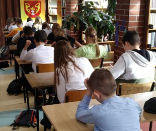 Pojedynek 84 mistrzów czytania w VIII Powiatowym Konkursie Czytelniczym „Z książką na ty”