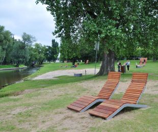 Montaż nowej atrakcji na plaży miejskiej w Pruszczu Gdańskim